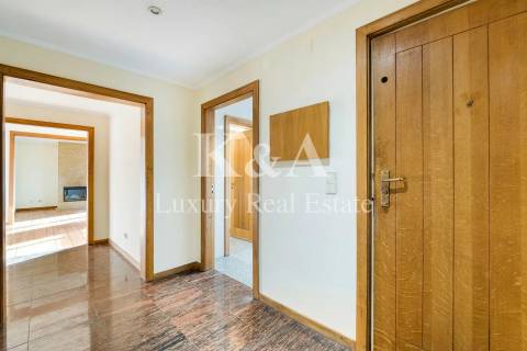 Apartamento T4 na Foz, a escassos metros da praia.