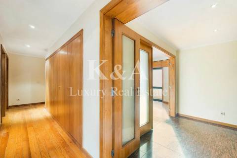 Apartamento T4 na Foz, a escassos metros da praia.