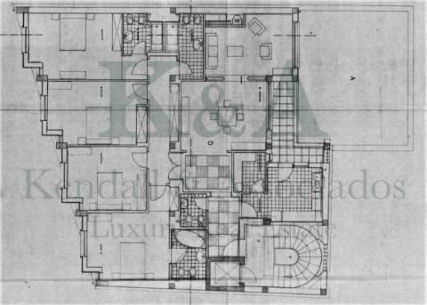 Apartamento T4 na Foz, a escassos metros da praia.