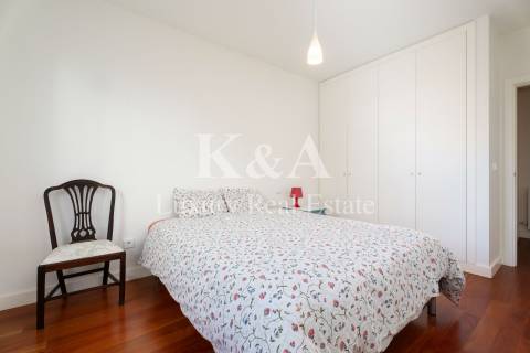 Apartamento T4 em zona tranquila da Foz do Douro.