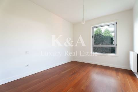 Apartamento T4 em zona tranquila da Foz do Douro.