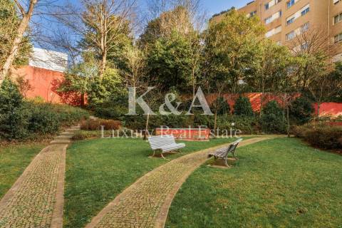 Apartamento T4 em zona tranquila da Foz do Douro.