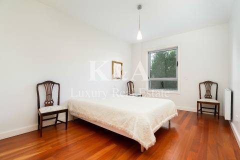 Apartamento T4 em zona tranquila da Foz do Douro.