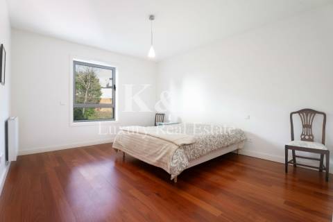 Apartamento T4 em zona tranquila da Foz do Douro.