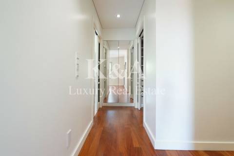 Apartamento T4 em zona tranquila da Foz do Douro.