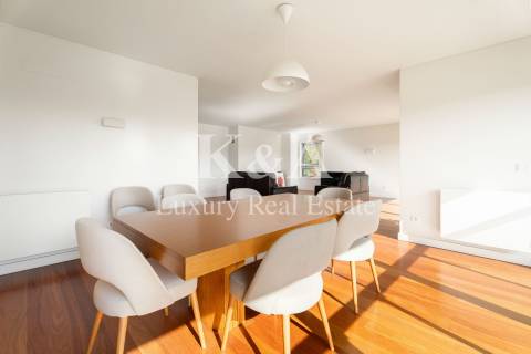 Apartamento T4 em zona tranquila da Foz do Douro.