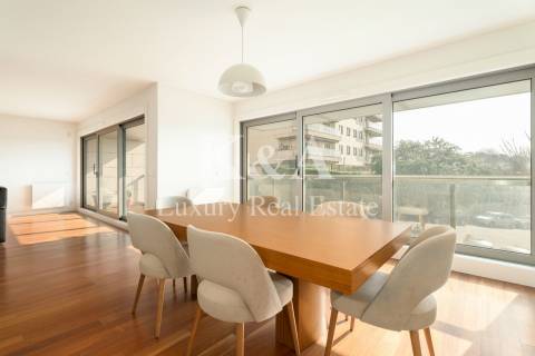 Apartamento T4 em zona tranquila da Foz do Douro.