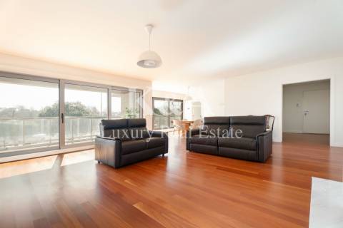 Apartamento T4 em zona tranquila da Foz do Douro.