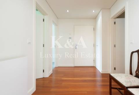 Apartamento T4 em zona tranquila da Foz do Douro.