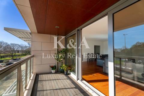 Apartamento T4 em zona tranquila da Foz do Douro.