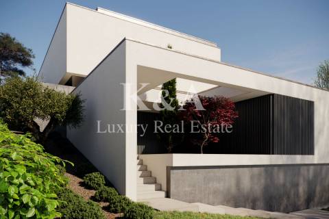 Moradia com piscina, em construção, próxima de Miramar e da praia.