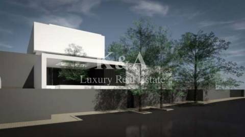 Moradia com piscina, em construção, próxima de Miramar e da praia.