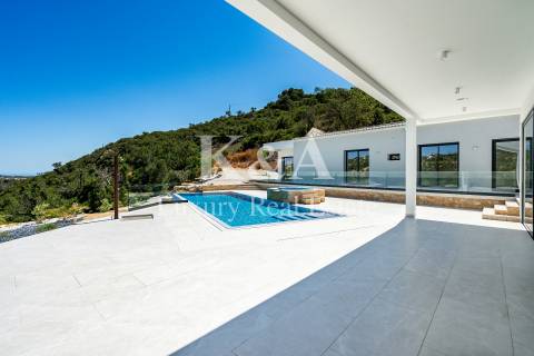 Moradia V4 nova, na serra com vistas de mar, Algarve.