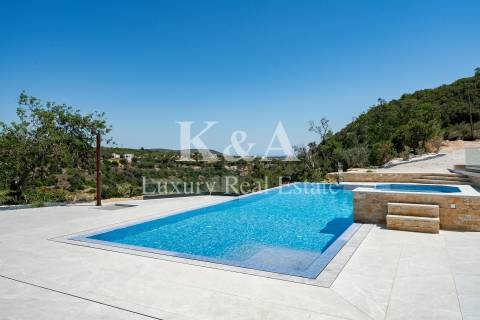 Moradia V4 nova, na serra com vistas de mar, Algarve.