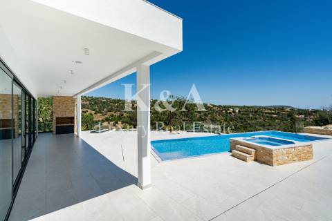Moradia V4 nova, na serra com vistas de mar, Algarve.