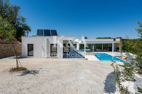 Moradia V4 nova, na serra com vistas de mar, Algarve.