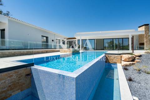 Moradia V4 nova, na serra com vistas de mar, Algarve.