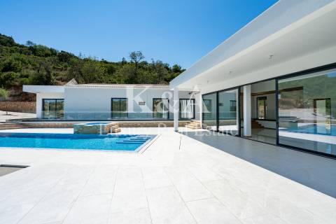 Moradia V4 nova, na serra com vistas de mar, Algarve.