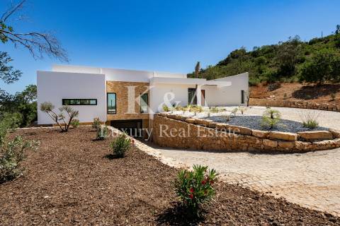 Moradia V4 nova, na serra com vistas de mar, Algarve.