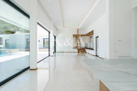 Moradia V4 nova, na serra com vistas de mar, Algarve.