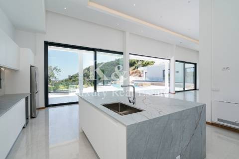 Moradia V4 nova, na serra com vistas de mar, Algarve.