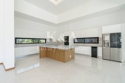 Moradia V4 nova, na serra com vistas de mar, Algarve.