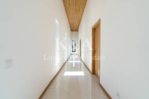 Moradia V4 nova, na serra com vistas de mar, Algarve.