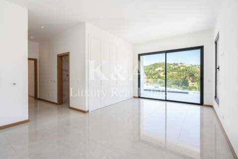 Moradia V4 nova, na serra com vistas de mar, Algarve.