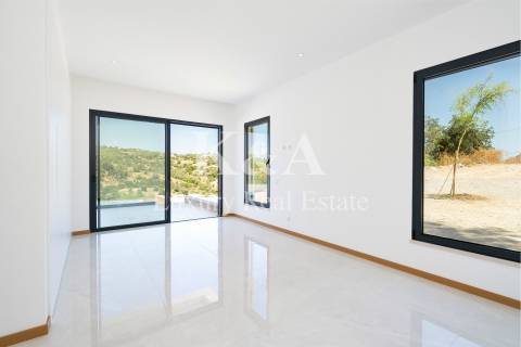Moradia V4 nova, na serra com vistas de mar, Algarve.