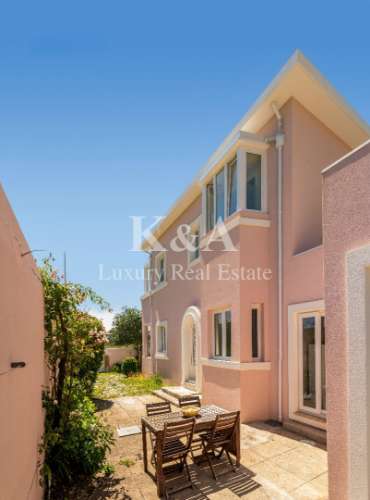 Moradia V5, totalmente remodelada, na Foz.