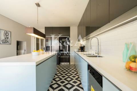 Moradia V5, totalmente remodelada, na Foz.