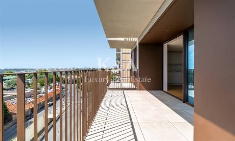 T4 em condomínio fechado.