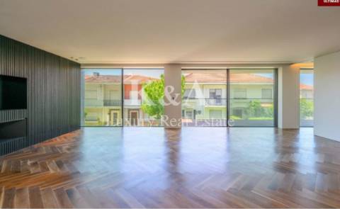 Apartamento T4 com  acabamentos de luxo.