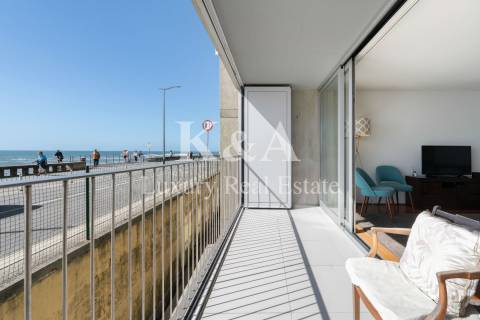 Apartamento T3 duplex, com vista mar, na Foz.