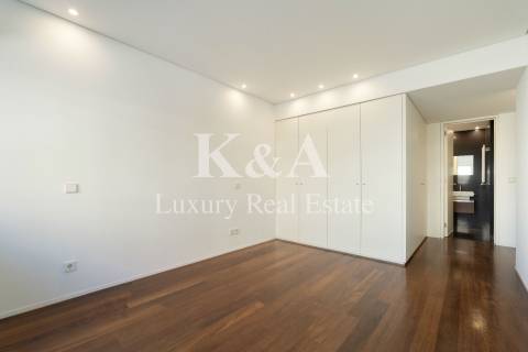 Apartamento T4 na primeira linha do mar.