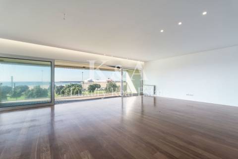 Apartamento T4 na primeira linha do mar.