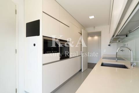 Apartamento T4 na primeira linha do mar.