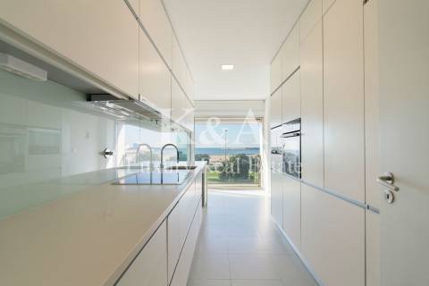 Apartamento T4 na primeira linha do mar.