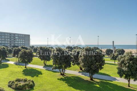 Apartamento T4 na primeira linha do mar.