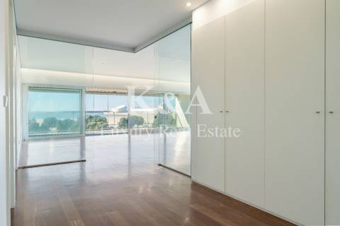 Apartamento T4 na primeira linha do mar.