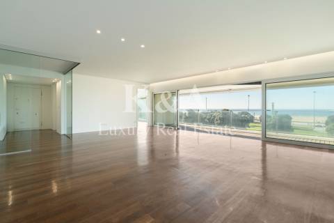 Apartamento T4 na primeira linha do mar.