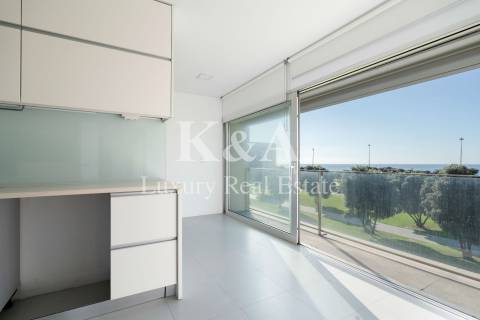 Apartamento T4 na primeira linha do mar.
