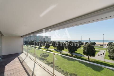 Apartamento T4 na primeira linha do mar.