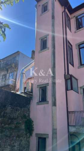 Prédio para recuperar no centro do Porto