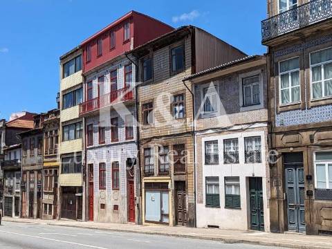 Prédio para recuperar no centro do Porto