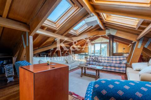 Moradia localizada na  Foz Velha, numa zona tranquila e rodeada por espaços verdes.