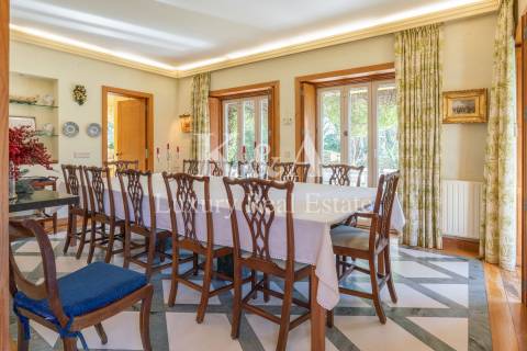 Moradia localizada na  Foz Velha, numa zona tranquila e rodeada por espaços verdes.