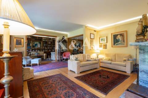 Moradia localizada na  Foz Velha, numa zona tranquila e rodeada por espaços verdes.