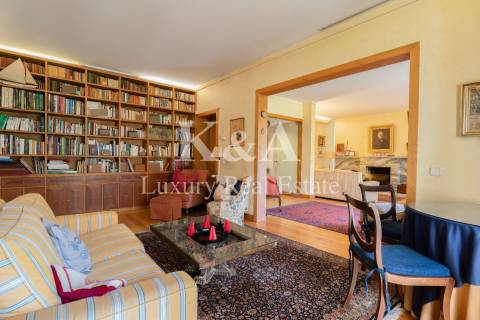 Moradia localizada na  Foz Velha, numa zona tranquila e rodeada por espaços verdes.