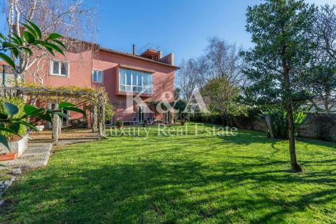 Moradia localizada na  Foz Velha, numa zona tranquila e rodeada por espaços verdes.